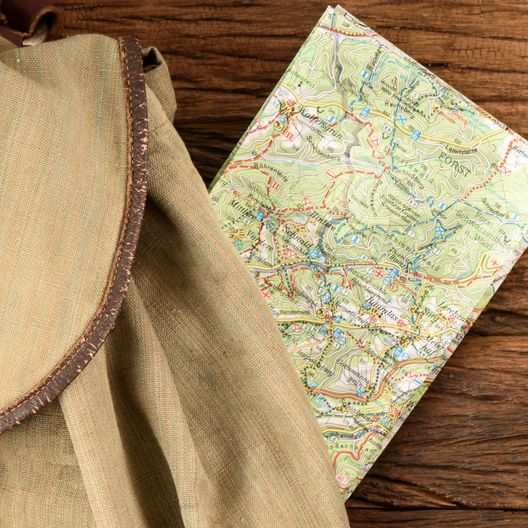 Rucksack mit Wanderkarte